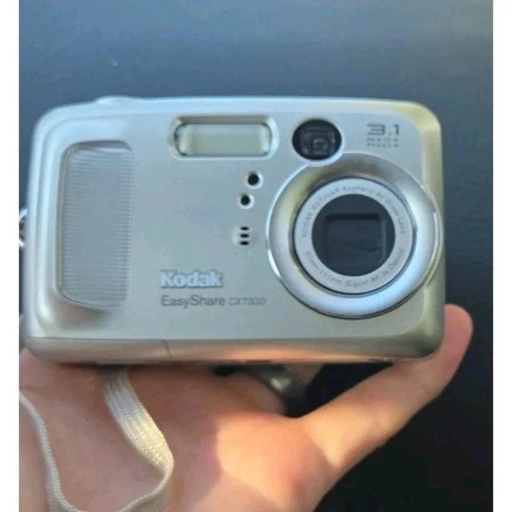 Kodak EasyShare CX7330 3.1MP CCD Digital Camera Silver Tested Working w/ Box